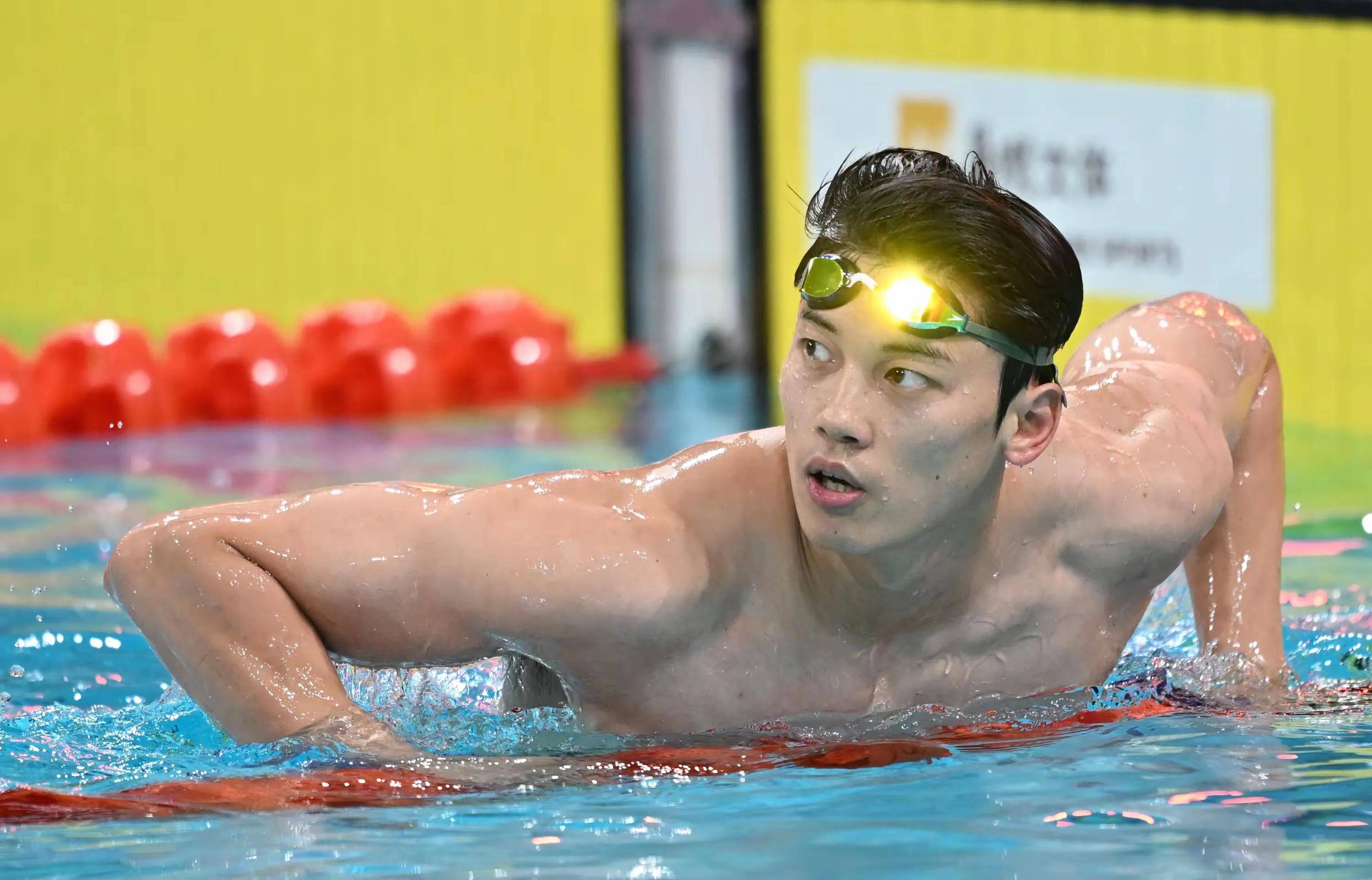 游泳惊险逆转取胜，粉丝狂欢不已