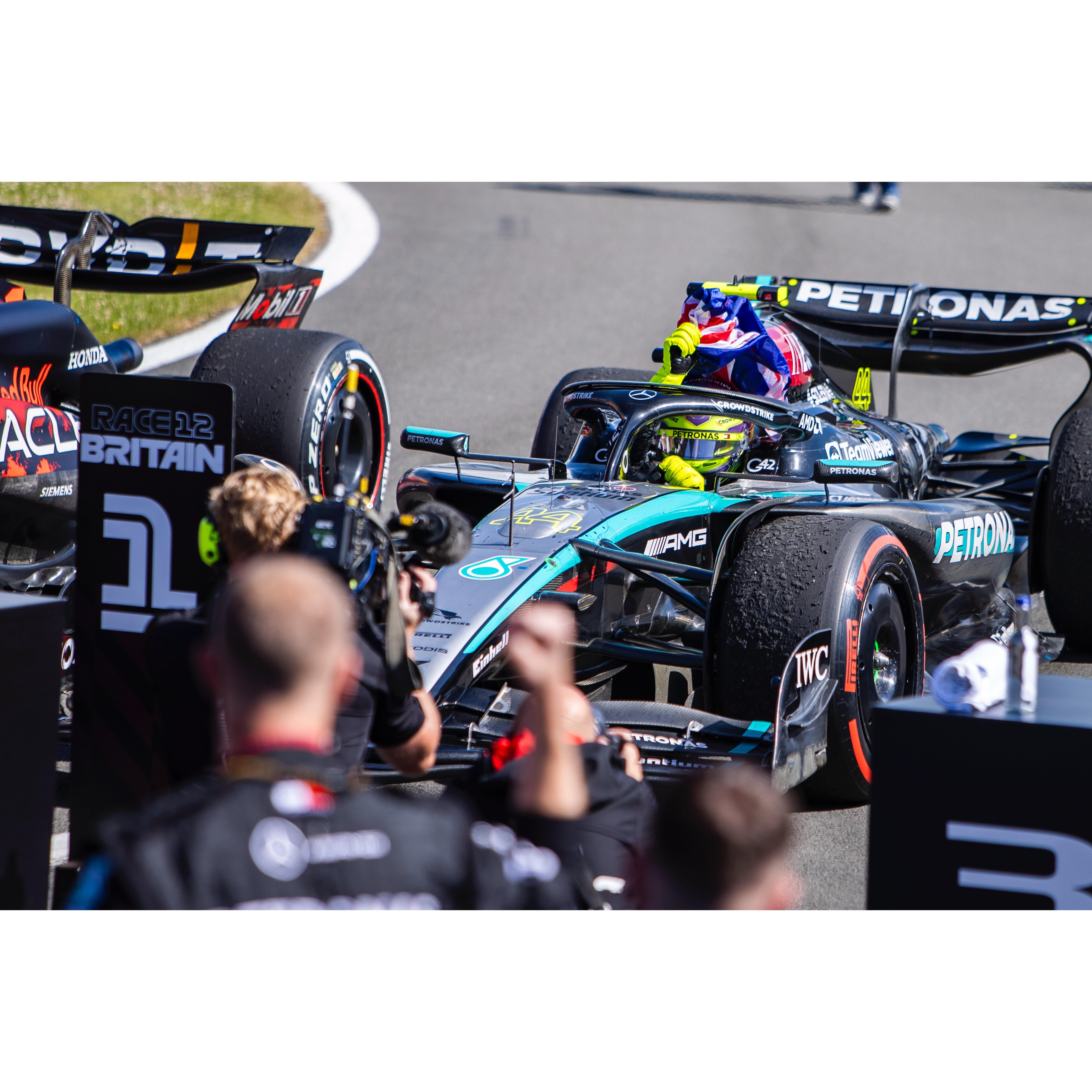 红牛车队碾压梅赛德斯,汉密尔顿高光表现 红牛车队碾压梅赛德斯,汉密尔顿高光表现