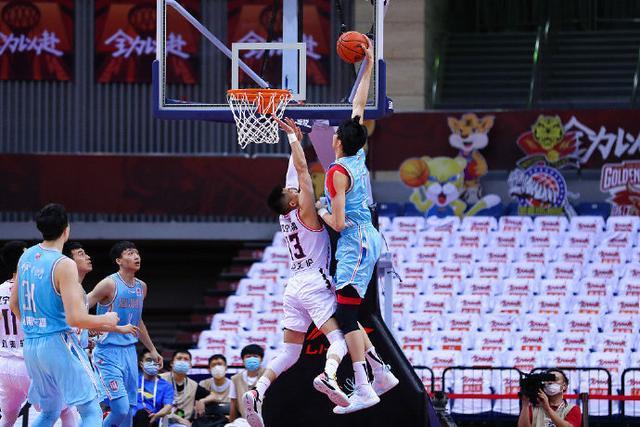 新疆队横扫尼克斯，孙铭徽扛起全队